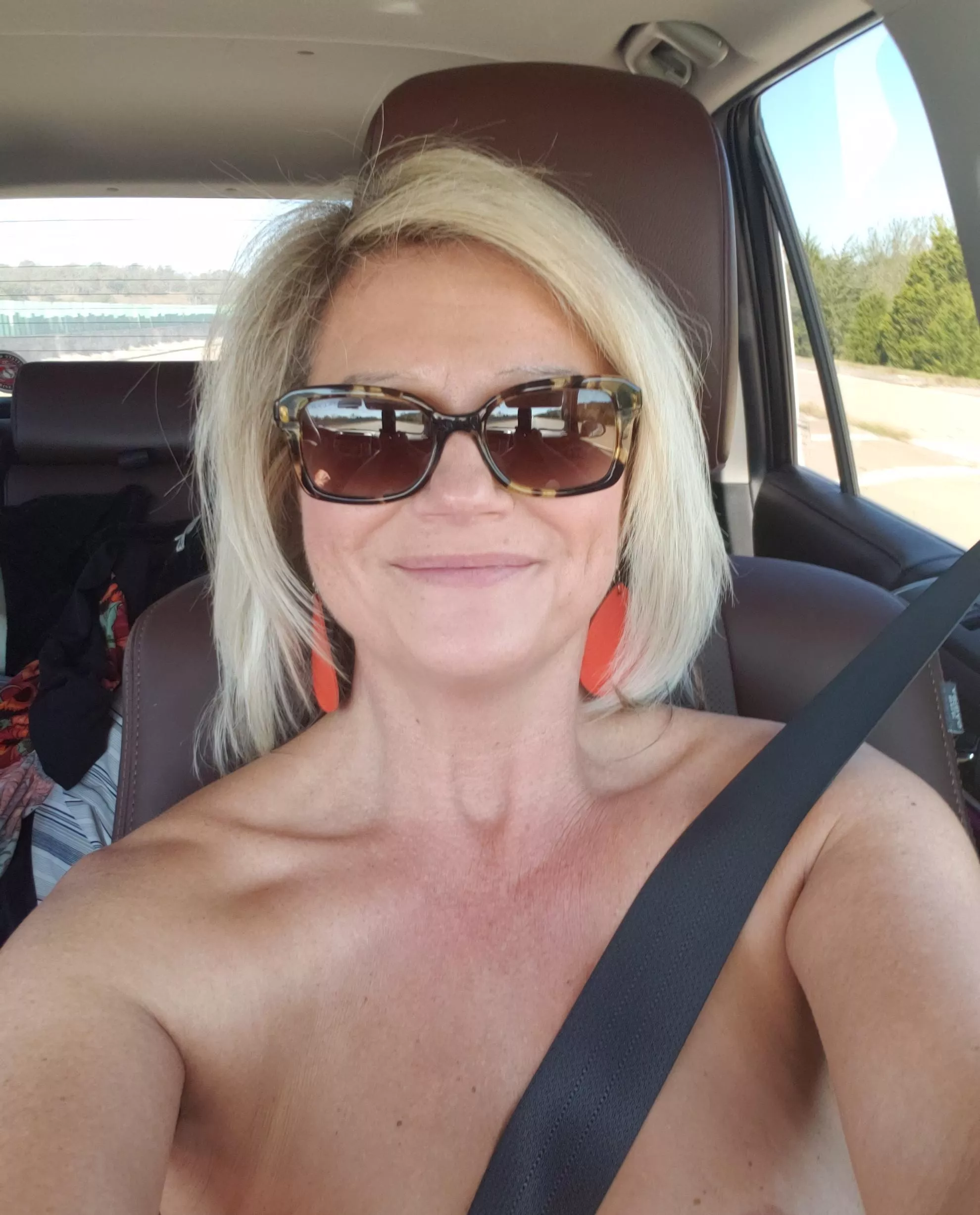 Road trip! Female posted by HOTELLIE