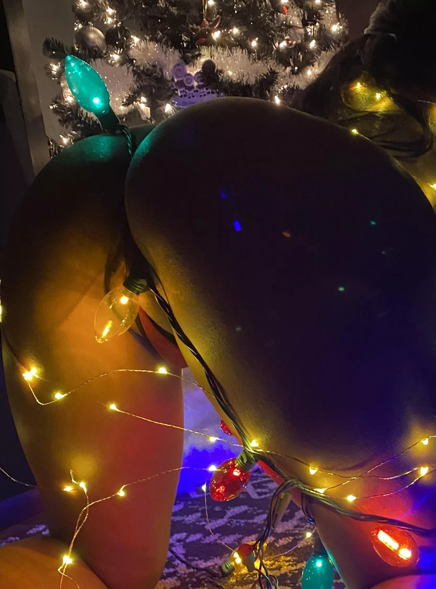 Rockin' around the Christmas tree🌲 posted by Pikbon