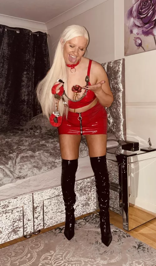 Roses are red, violets are blue, get on your knees and show me what a good sissy slut can do by sparkly-and-savage