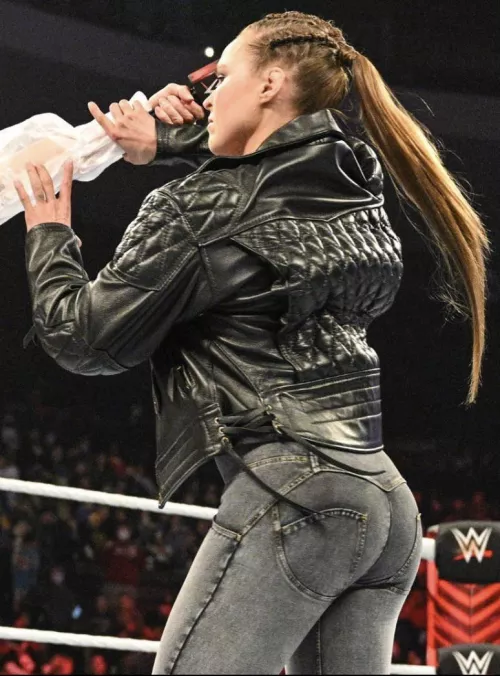 Rounda’s mom booty by TheAnimeSmashman