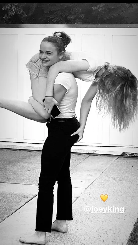 Sabrina Carpenter grabbing Joey King's butt by Son_Jnow_95