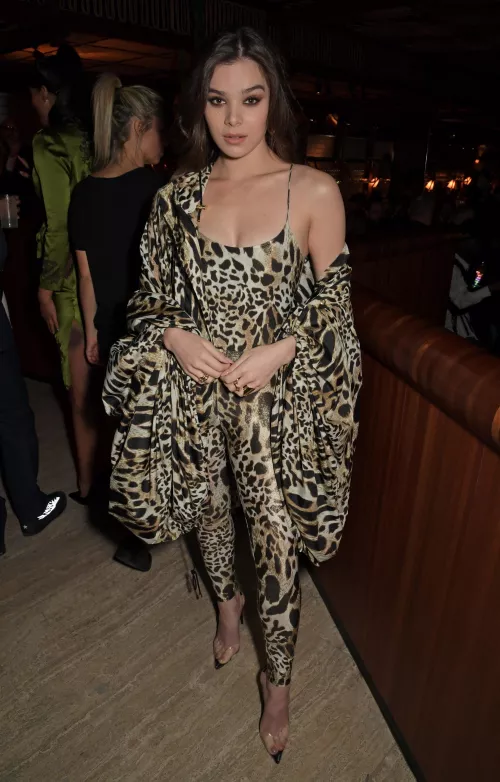 Safe to say I am now addicted to stroking to Hailee Steinfeld by itsthehornypolice