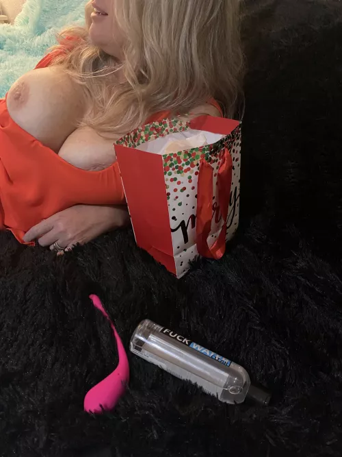 Santa🎅 couldn't resist and came 💦 early. 🎁 by milfannabell