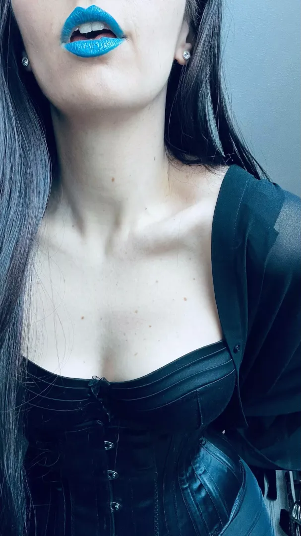 Satin corset and bra. 🖤👄 posted by I-am-your-Aphrodite