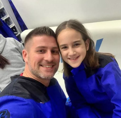 Saw beautiful photos of man posting his daughter’s love here so we decided to say hi,,, single too 😅😅🌚 by tradefxiverson