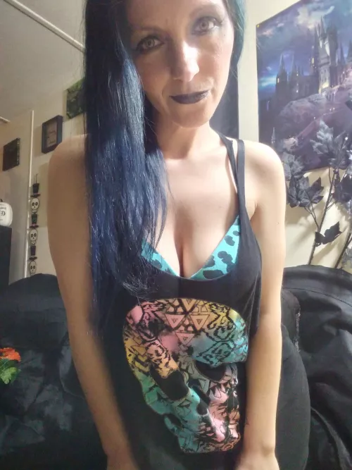 Say hi 🖤 by NikkiHeart69