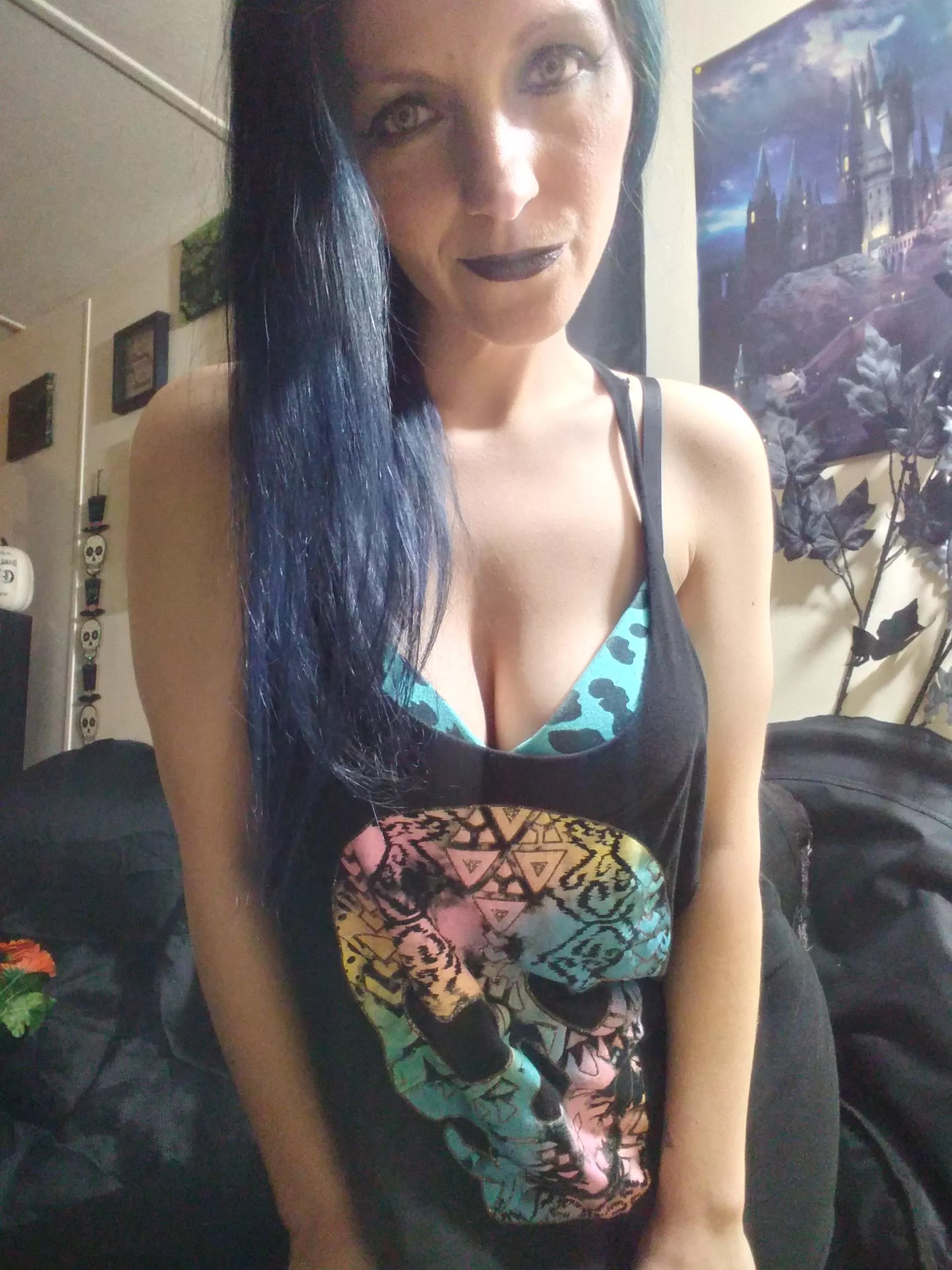 Say hi 🖤 posted by NikkiHeart69