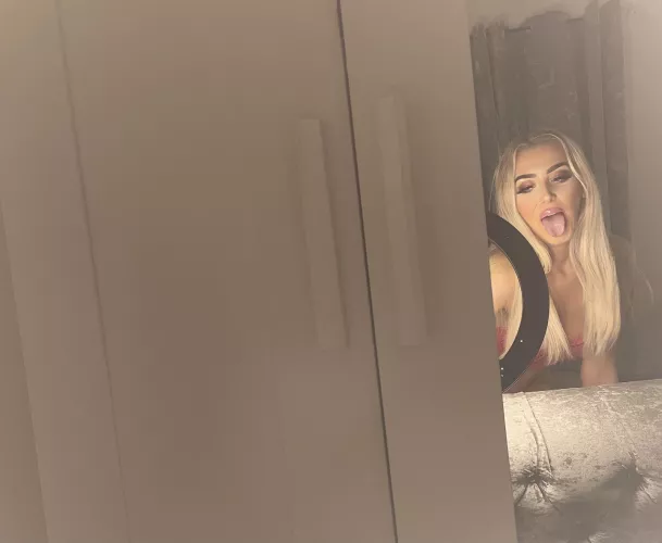 say hi if you’d like to put something big in my mouth💦 by slvttybarbie