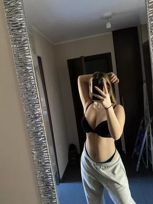 Say hi to me if you‘d fuck me 🥰 by ellaaa_jones