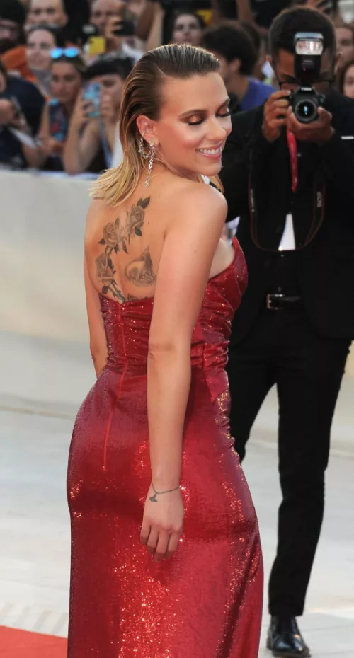 Scarlett Johansson knows she has a banging body by starlord78