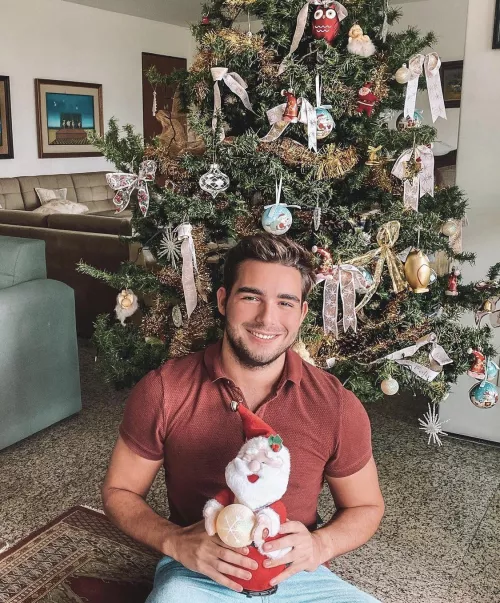 Season greetings 😊😊. They say the best Christmas gifts come from the heart … but cash and gift cards do wonders too😂Happy Holidays! And a big thank you to those who have been sending me gifts 🤗🥰. I love you all ❤️. Have a great Chris by Nuoilkdave