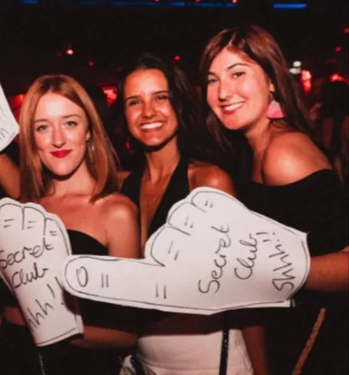 Secret club shhh! by AlcaldeVeteYa