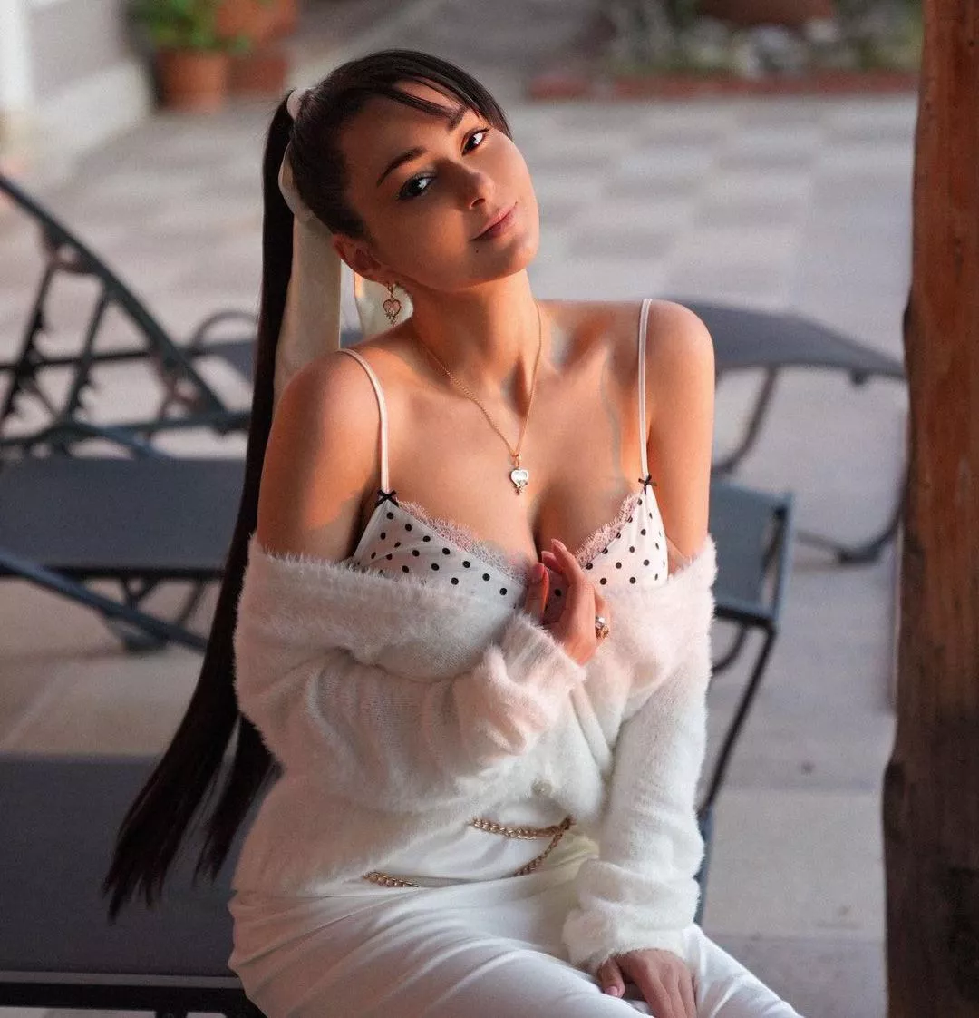 Seductive posted by Lcfer