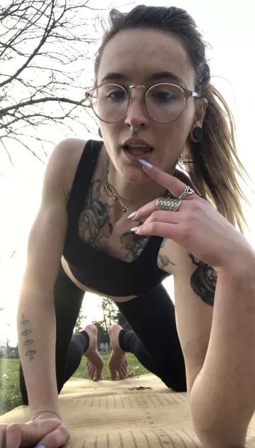 See my feets back there? 😜 by rosemarynips