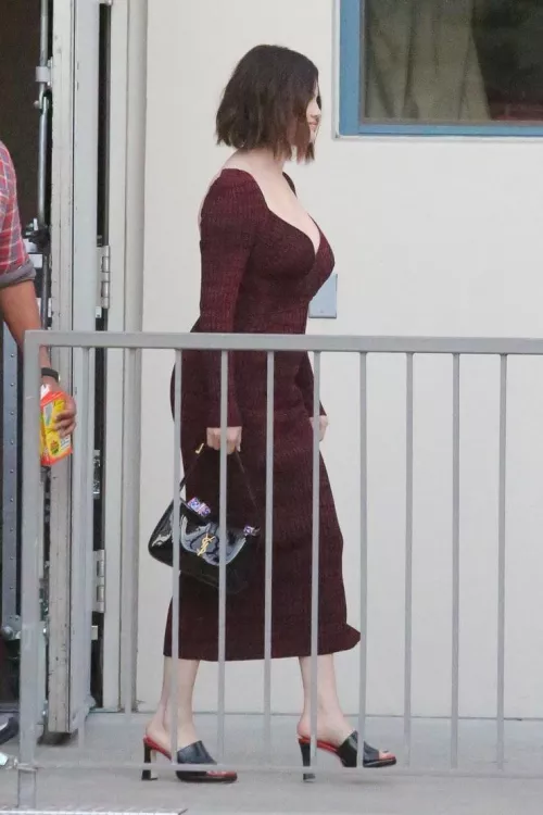 Selena Gomez got serious cake now 🍑 by turnaround15