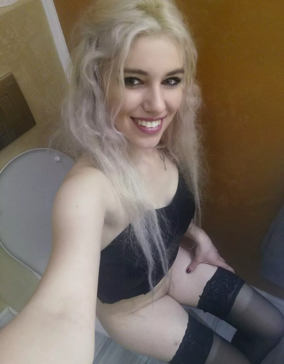 Selfie posted by SnooAvocados129