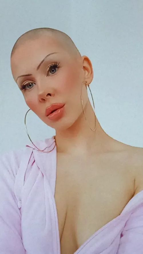 Selfie 😇 Been trying to keep my hair as shott as possible every day by NylaRenOfficial