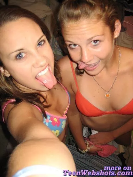 Selfie Friends posted by steakflanks