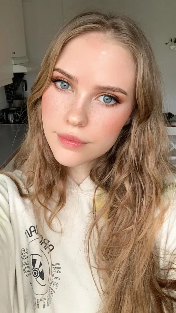 Selfie in my hoodie at home :) posted by linneakaller