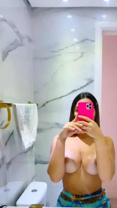 Selfie in the work bathroom by mashaof