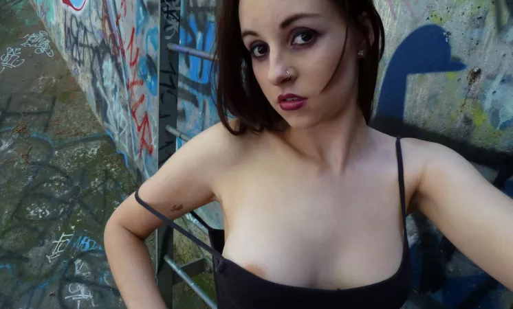 Selfie with Grafitti by ech3cho