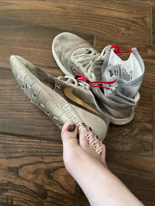 [selling] a reusable milwaukee mask stained with the smell of my super [stinky feet]!! i blew my nose in it as well, so don’t miss out on this special offer. dm or kik @ thatariesbitch for more details 😘 [US] & [Canada] shipping only - subs pay  by _thatariesbitch