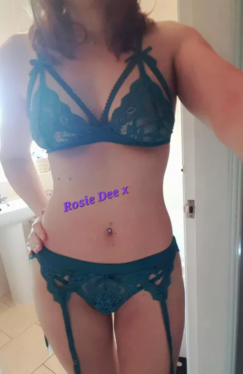 [Selling] Mature British Hottie with a Hairy Pussy. I sell panties, pics, vids, customs, socks, tights, Vials, Cock Rates, sexting, gfe, creampie panties, used condoms and much more. Drop me a message here or on kik indigo_37 by Rosie342