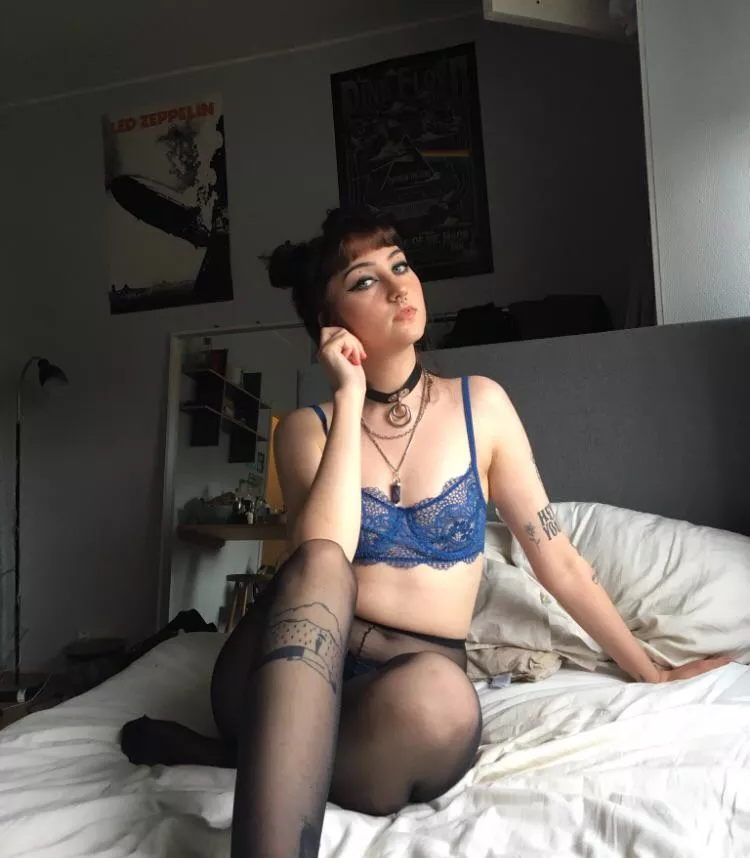 [selling] nudes, foot fetish and giantess content, sexting, dick rates and domination sessions💎 rn a -10% OF discount going on! posted by sipetinh