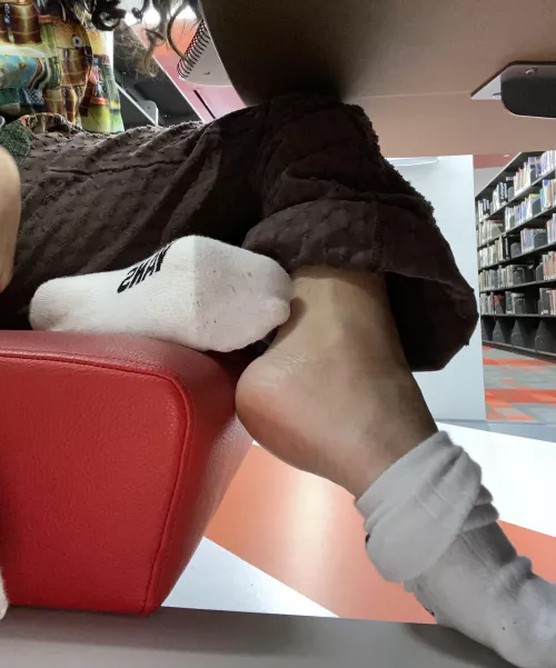 [selling] vans crew sock , thinner material. In result they become moist quicker . by Oogyyyy