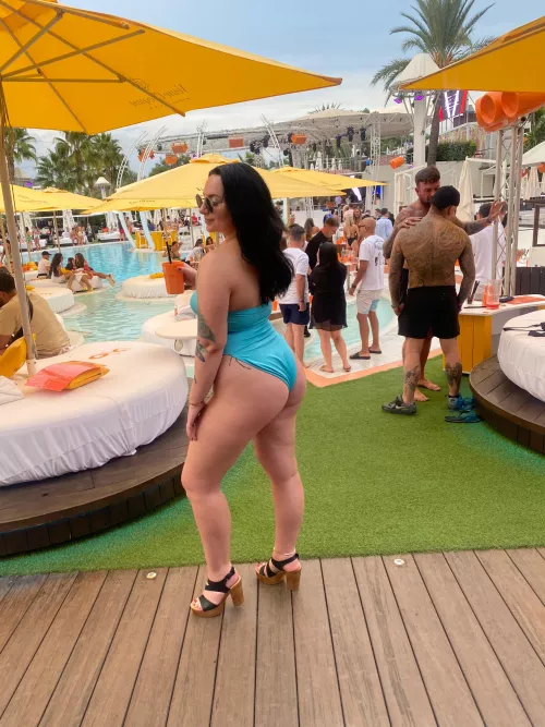 Sending a special nude to everyone who ⬆️ My bikini booty by hannahblakeuk