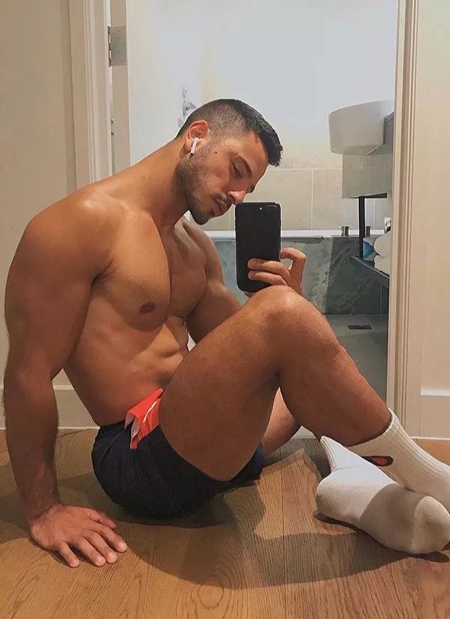 Sending full body nudes to everyone that upvotes ⬆️💦 posted by thenaughtyblog