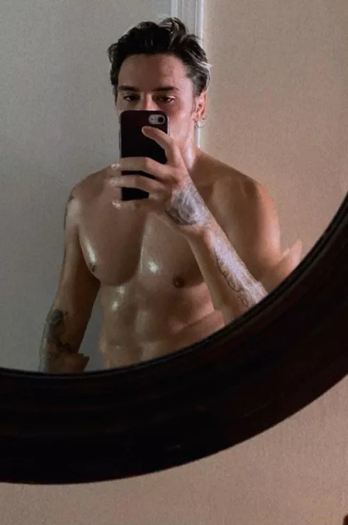 Sending full body nudes to everyone that upvotes this ⬆️💦 by DaddysNSFW