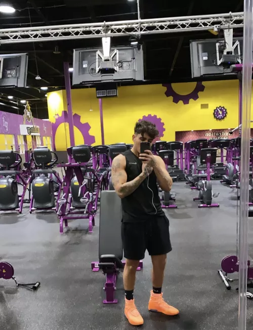 Sending full body nudes to everyone that upvotes this post (Must DM me) ⬆️💦 by DaddysNSFW