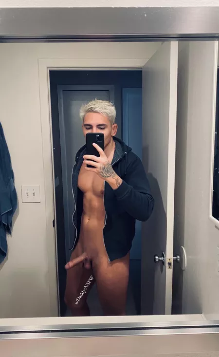 Sending nudes to everyone that upvotes this ⬆️💦 by DaddysNSFW