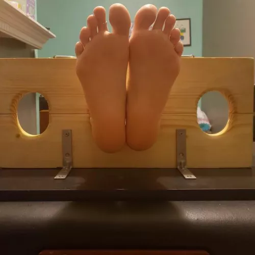 Sensitive soles ready for tickling 🪶🦶🏻 by susannsoles