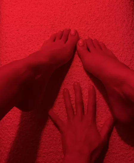 Sensual 😍 petite feet for you if want them.. by Nataliadesires