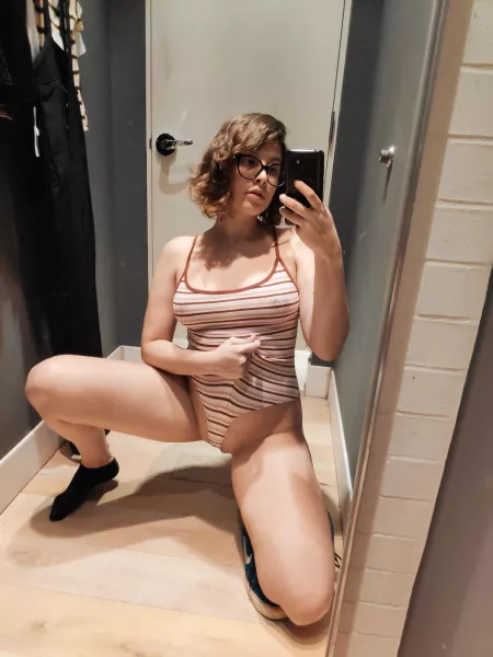 Seria o provador o melhor lugar para tirar fotos quando estou com tesão?! by Momo_Tama