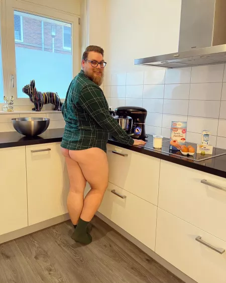 Serving some cake, who wants a piece!?🍑😛 by KrissieJenner