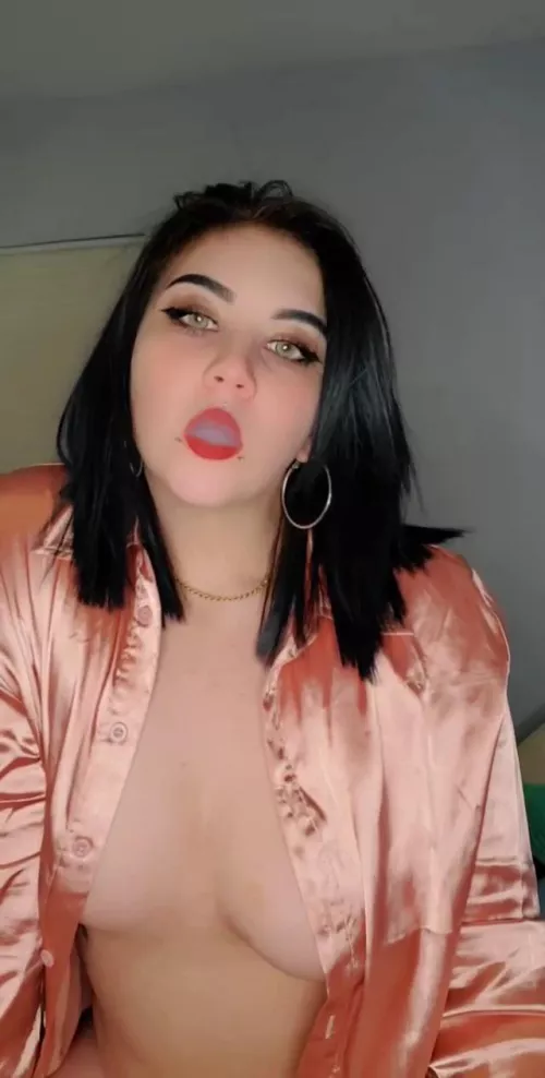 Sesh after work is a must! Do you prefer bowls or blunts? [F] by Ok_Horror5314