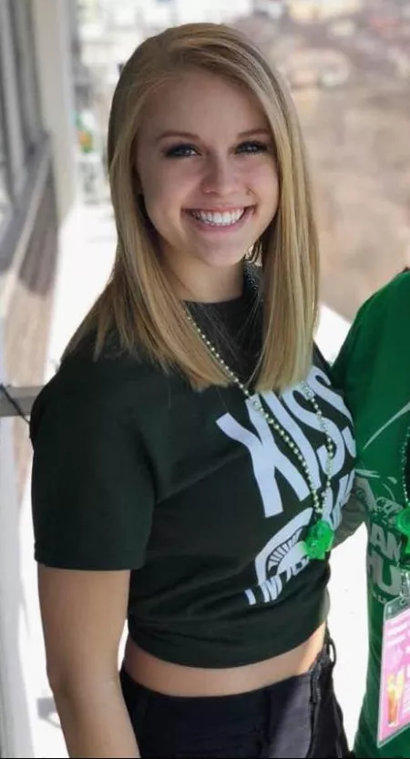 Sexy blonde showing a little bit of tummy by jockingj