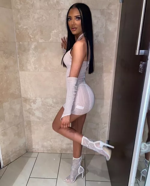 Sexy brunette by betaboy97