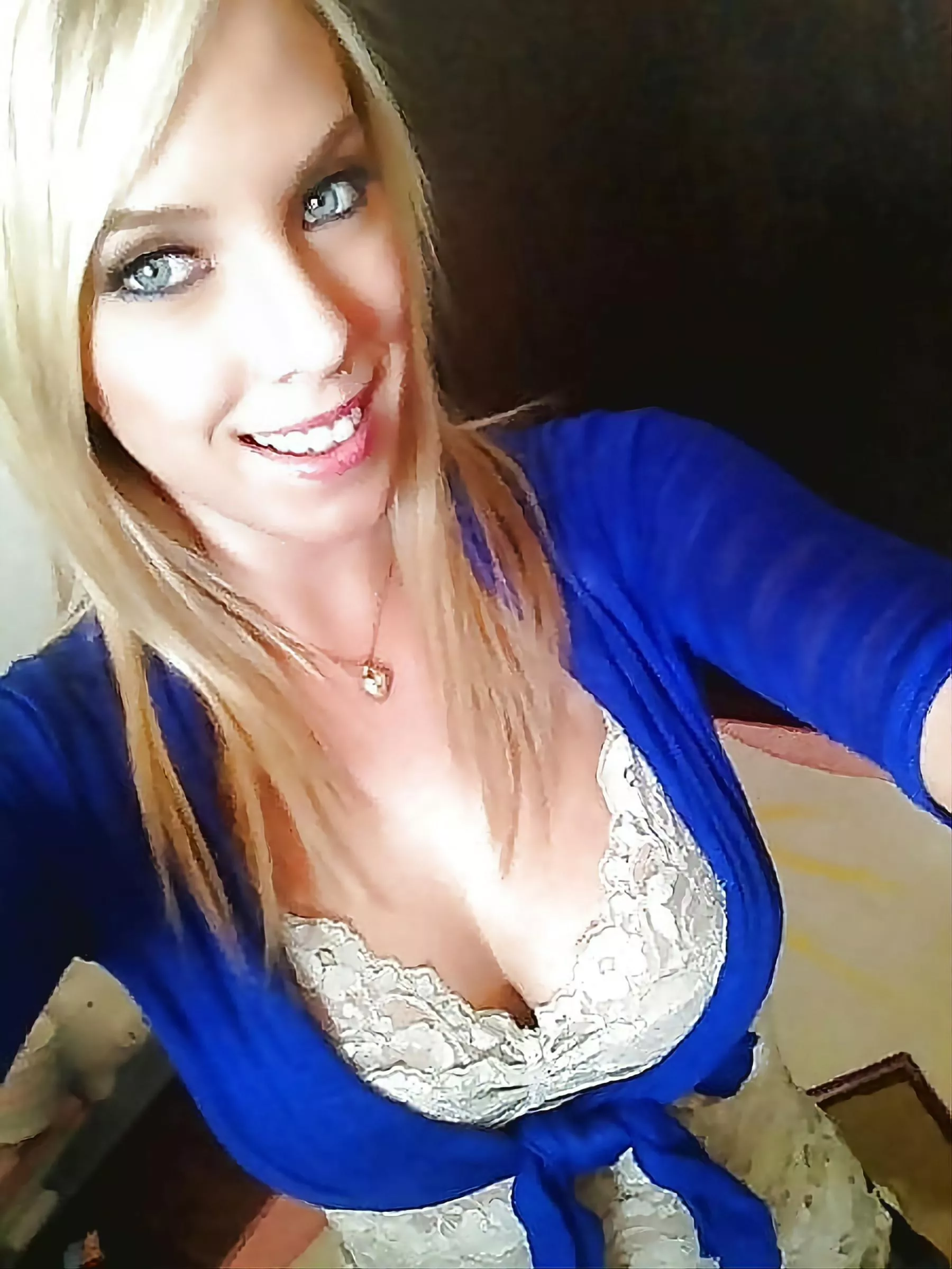 Sexy cleavage posted by Icaro2k4