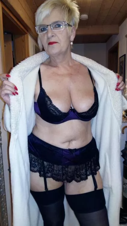 Sexy Granny posted by maxl77377