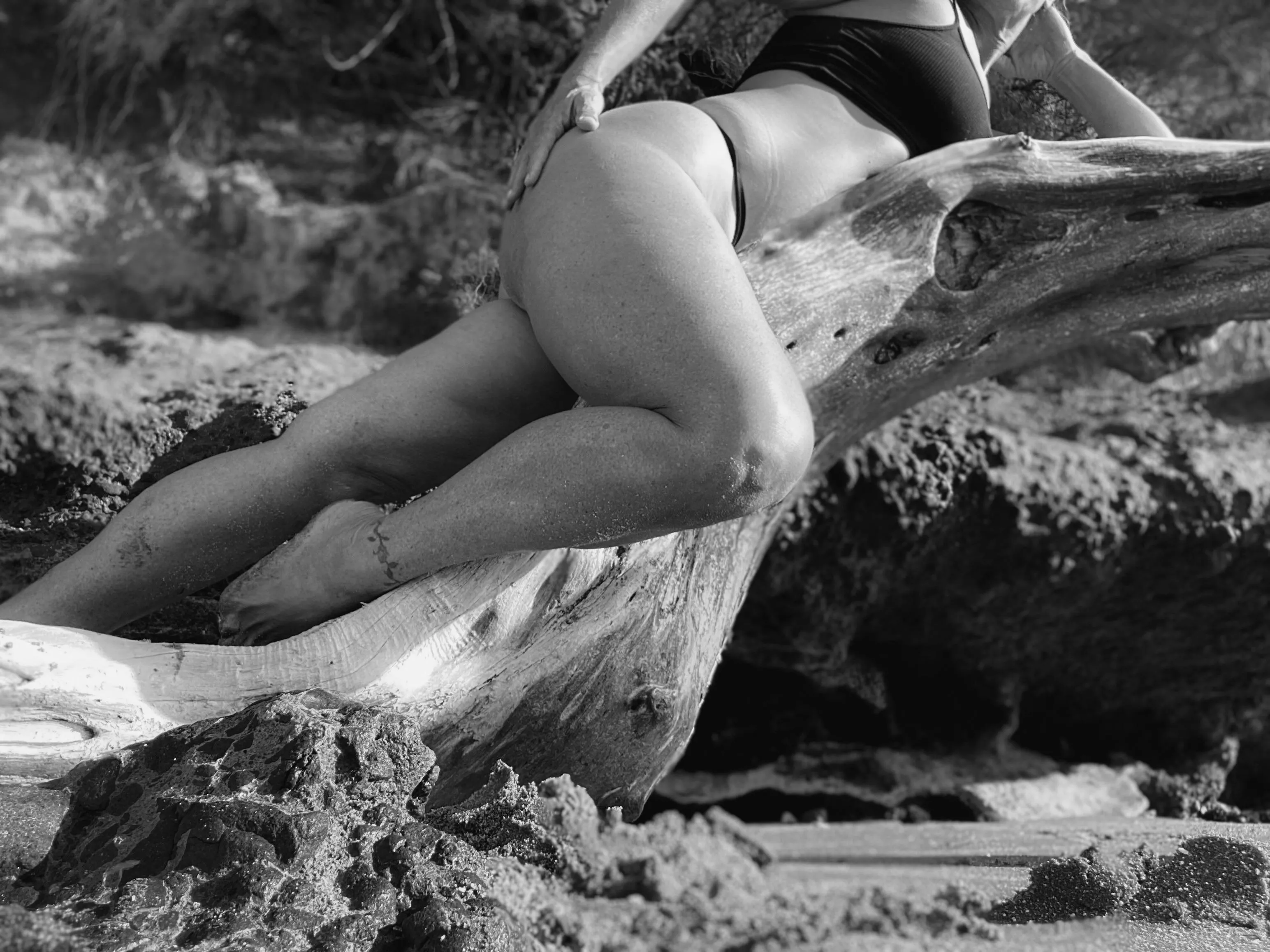 Sexy leggy one-with-nature in black and white🖤🤍 posted by yonibliss