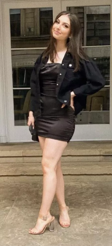 Sexy legs by Alarmed-Confusion-19