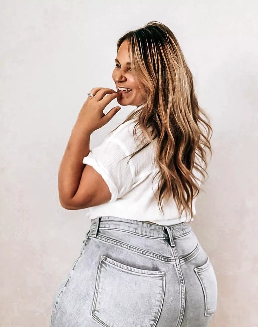 Sexy MILF vibes posted by LasherDeviance