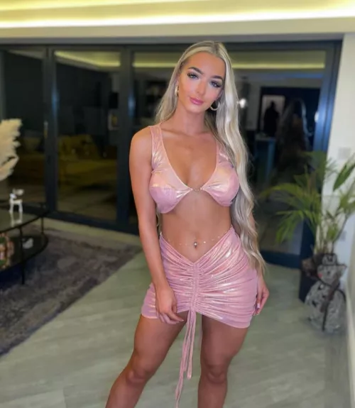 Sexy outfit by betaboy97