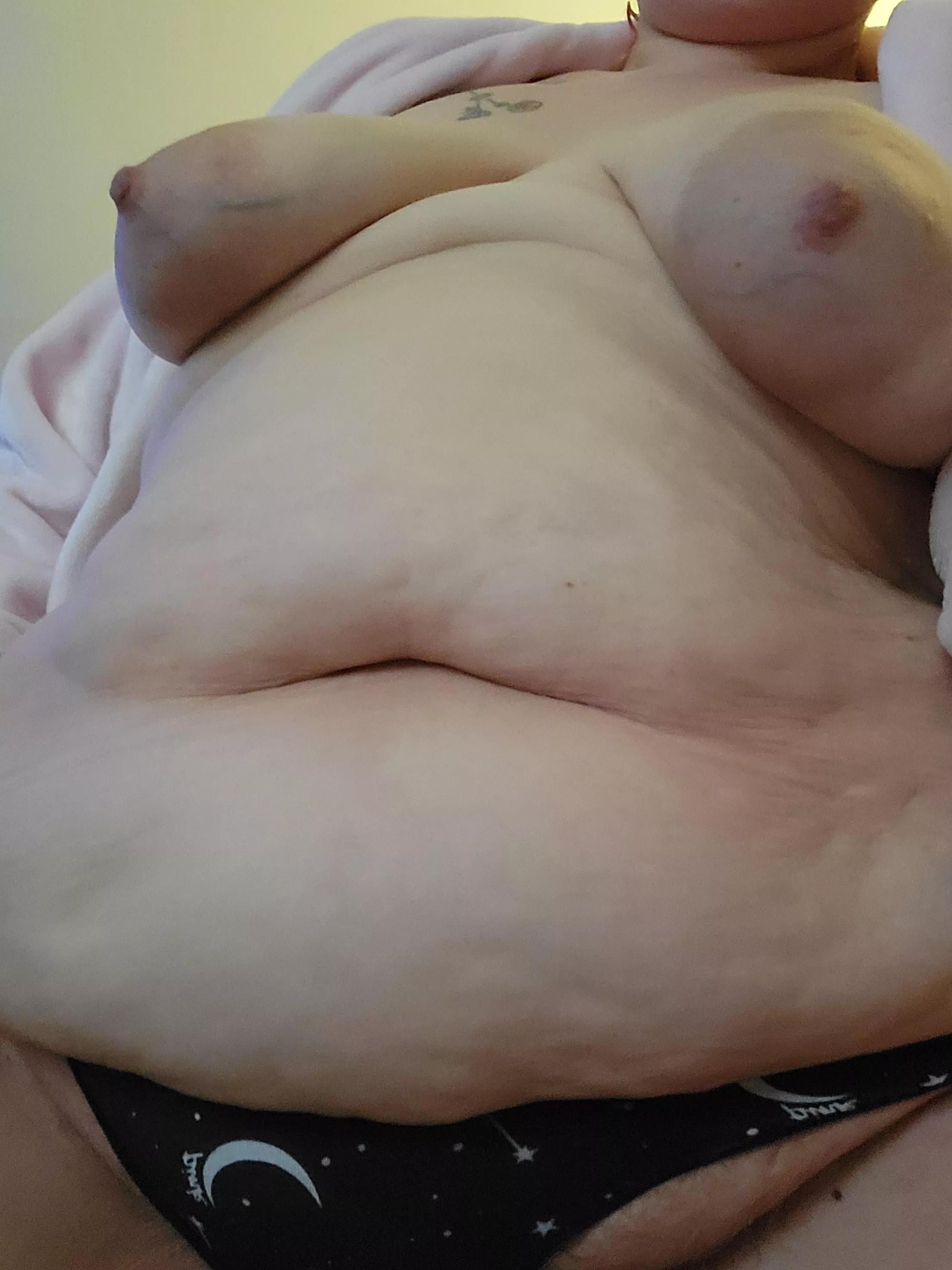 Sexy soft Saturday... Wake up and grab a handful of my plush belly😍 posted by PrettyPlumpPolska