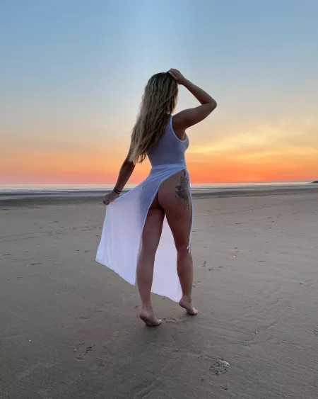 Sexy sunset by hannahveillet