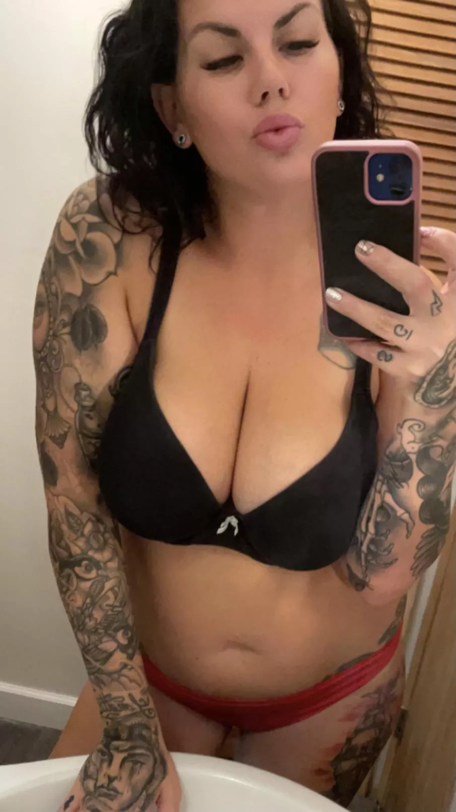 Sexy tatted milf with 38DDD , what more could you want or need … posted by SamanthaAnne30